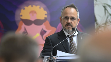 Az ügyészség szerint 150 millió forint kenőpénzt kaphatott Bús Balázs