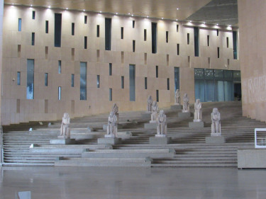 A Grand Egyptian Museum lépcsőházában  2