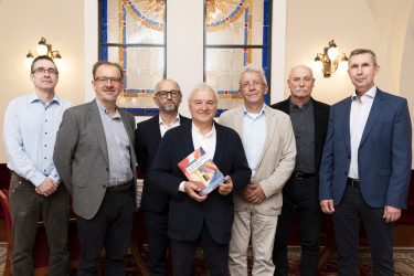 A konyvbemutato resztvevoi_kozepen Gero Peter szerkeszto