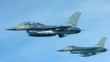 A thai légierő két F-16-os vadászgépe