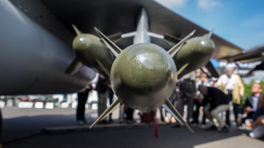 Levonták a drámai következtetést az ukrajnai háborúból: iszonyatos pénzt önt a fegyverkezésbe egy európai nagyhatalom