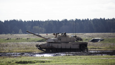 Amerikai tankok gördülnek be Magyarország szomszédjába: ez csak egy dolgot jelenthet