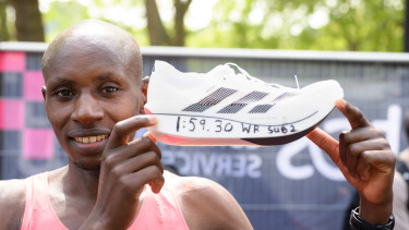 Kilőtt az Adidas árfolyama, elképesztő rekordot döntöttek a cég szupercipőjében