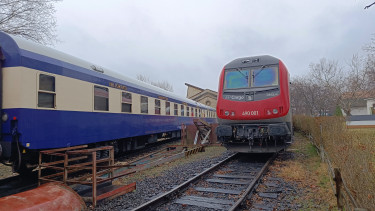 Füstölő tartálykocsik miatt leállt a vasúti közlekedés: egy órán át káosz volt a Budapest-Győr vonalon