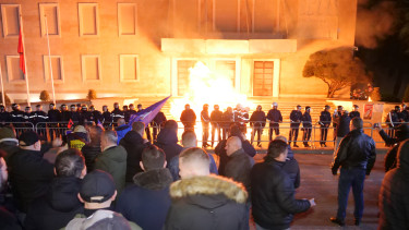 Elfajultak a tüntetések az európai fővárosban: Molotov-koktélok csapódtak a kormányfői hivatal épületébe