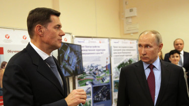 Dubajból induló szuperjacht kelt át a lezárt Hormuzi-szoroson, nem is akárkié