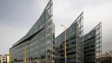 Hatalmas átalakuláson esett át az egyik legismertebb budai irodaház, 1500 dolgozóját érinti a változás