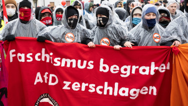 Megdöbbentő képsorok: elszabadult az erőszak Európa vezető hatalmában, tízezrek tiltakoztak