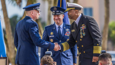 Meglepő távozás az amerikai haderő élén: kitüntetés után is titkolóznak az igazi okokról