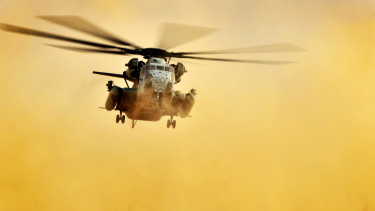 amerikai katonai helikopter landol a sivatagban