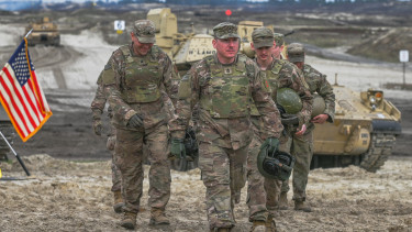 Óriási a feszültség: Trump tízezrével hívná haza az amerikai katonákat, megelégelte a szövetségesek viselkedését