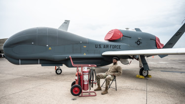 Váratlan fordulat: Trump egyik leghűbb európai szövetségese megálljt parancsolt az amerikai bombázóknak