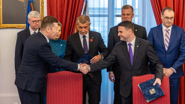 Visszatért a cseh politika erős embere: kezet ráztak a szövetségesek Babiš új kormányára