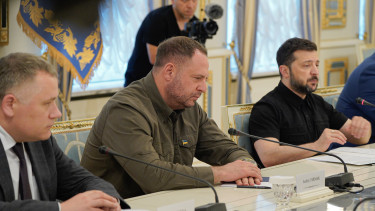 Hatalmas csapás érte az ukrán elnöki hivatalt: belebukott a botrányba Zelenszkij jobbkeze