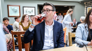 Segítség a kocsmáknak, rezsicsökkentés, jegyársapka: döntések sorával könnyítené a megélhetést az új kormány Nagy-Britanniában