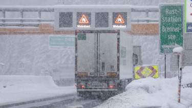 Ítéletidő a szomszédban: már halálos áldozatot is követelt a havazás, áramkimaradások
