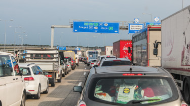 Megdöbbentő adat derült ki a magyar autókról: ősöreg gépek futnak a hazai utakon, mekkora a baj?