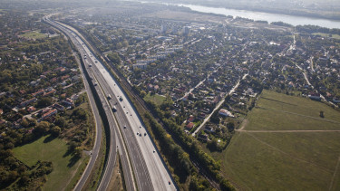 Tömegek indultak meg karácsony előtt: több magyarországi autópályán is megbénult a forgalom