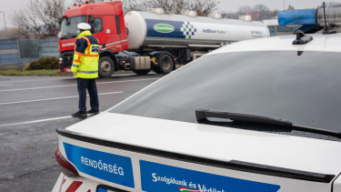 Közlekedési káosz a magyar autópályán: kamion fordult keresztbe, autók mentek egymásnak - Lezárták a csomópontot