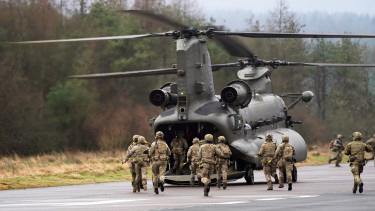 Válság a NATO atomhatalmában: katonai műveleteket és kiképzéseket kell lefújni a pénzhiány miatt