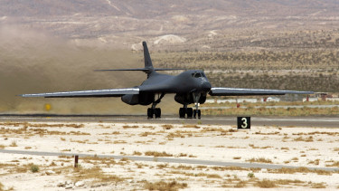 Kiadta a parancsot Donald Trump: megindultak a B-1B bombázók - Putyin barátja nagy bajban van