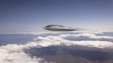 Felszállt Amerika újabb B-21 Raider hatodik generációs lopakodó bombázója: a nagy rivális máris kelti a zavart