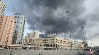 Háborús felvételek: támadás alatt a Közel-Kelet gazdag olajállamai – Milliós városokra záporoznak a rakéták