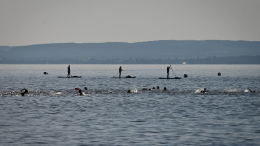 Balaton-átúszás: 60 országból neveztek, egy 90 éves ember is rajthoz áll