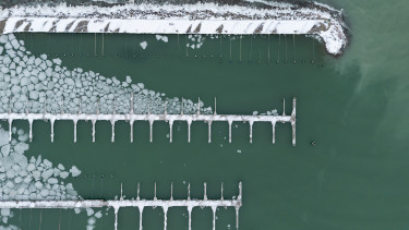 Újabb hidegfront éri el Magyarországot, elkezdett befagyni a Balaton – Híreink a hóhelyzetről szombaton