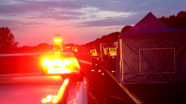 Hatalmas a baj a sztrádán: léptek a rendőrök, egyetlen autó sem hajthat át a szakaszon