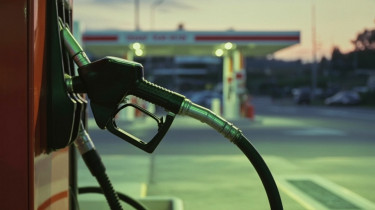 Korlátozást vezetnek be a benzinkutakon Magyarország szomszédjában