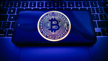 Masszívan adja a kriptóját a világ legnagyobb bitcoinbálnája