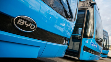 Megérkeztek Budapestre az első elektromos csuklós autóbuszok