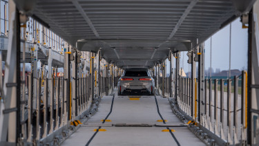 Nagy lépést jelentett be a Waberers: Debrecenből elindultak az első, készautókat szállító vasúti szerelvények