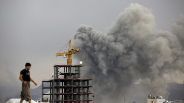 Irán Rijádban mért csapást, Amerika növeli a támadások számát, lezárták a Hormuzi-szorost  – Percről percre tudósításunk az iráni háborúról 