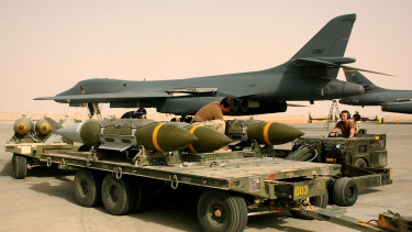 Hajszálra a háború: titkos bevetést kezdett Donald Trump – Bármikor megindulhatnak a bombázók