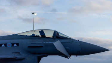 Váratlanul a feszült térségben bukkantak fel az európai atomhatalom vadászgépei, ez egy pusztító háború közeledésére utal