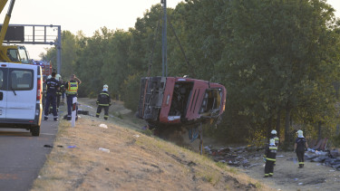 Súlyos buszbaleset történt az M3-ason: többen meghaltak, sokan a 24 tonnás jármű alá szorultak