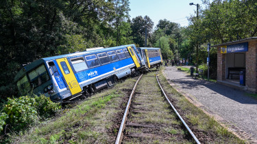 Pincétől a padlásig felújítja a MÁV a vasútvonalat, ahol kisiklott egy BZ