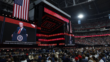 Kirk-gyilkosság: százezren búcsúztak a megölt aktivistától, Trump is felszólalt