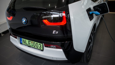 E-autók: döntést hozott a főváros az elektromos autók parkolásáról