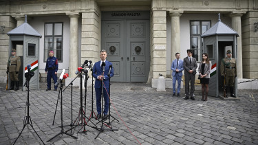 A Sándor-palota előtt tart hamarosan sajtótájékoztatót Magyar Péter miniszterelnök és Forsthoffer Ágnes