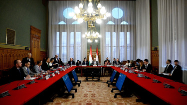 Gulyás Gergely és Bujdosó Andrea a Parlamentben: folytatódnak a tárgyalások az alakuló ülésről