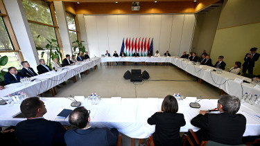Magyar Péter bejelentette a kormány első döntéseit: a védett üzemanyagárról, a költségvetésről és az uniós pénzekről is üzent