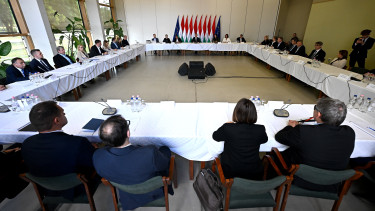 Rendkívüli kormányülést jelentett be Magyar Péter, a honvédség központjában kell döntést hozniuk