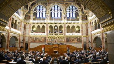 Tisza-kormány: Magyar Péter nélkül indul a parlament hétfőn