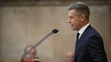Megszavazták az Alaptörvény módosítását, élőben beszél Magyar Péter