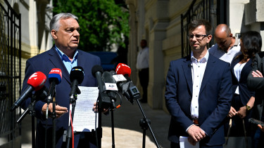 Hankó Balázs és Orbán Viktor szerint is kormánydöntés állt az NKA-támogatások mögött, de a felelősséget a másikra tolnák