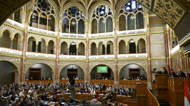 Megalakult a Médiatanács, a Fidesz-KDNP képviselői kivonultak a parlamentből a szavazás után