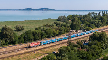 Még át sem adták a Budapest-Belgrád vasútvonalat, de máris kisiklott rajta egy mozdony